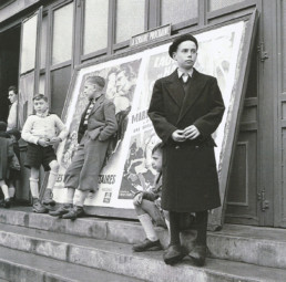 Un enfant sur les marches du Ciné-Bourse dans les année 50
