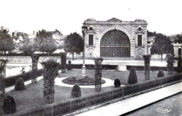 Façade de la Bourse du Travail et jardin de la Place Lénine